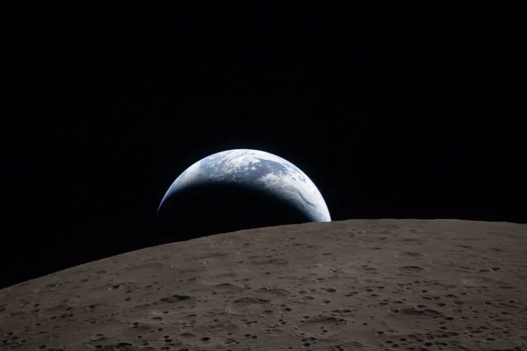 FIL - I den här bilden från NASA, fångade Artemis II-besättningen denna bild av en jorduppsättning den 6 april 2026 när de flög runt månen. (NASA via AP, fil)