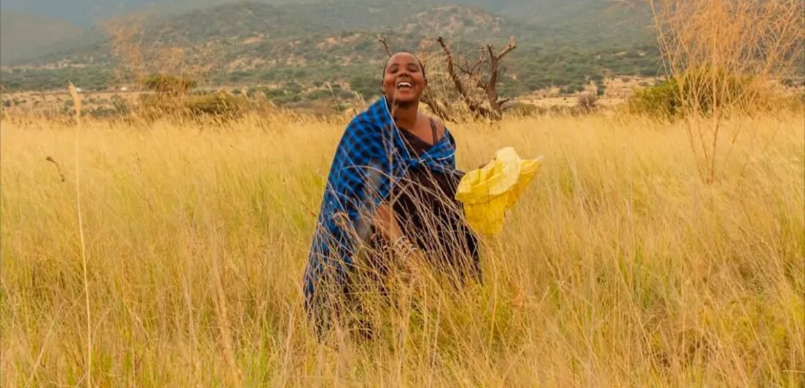 Masai-kvinnor förvandlar torka till inkomst genom foderodling i Tanzania Masai-kvinnor förvandlar torka till inkomst genom foderodling i Tanzania