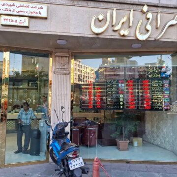 Rial återhämtar sig och aktierna stiger, men iranier brottas fortfarande med höga priser

