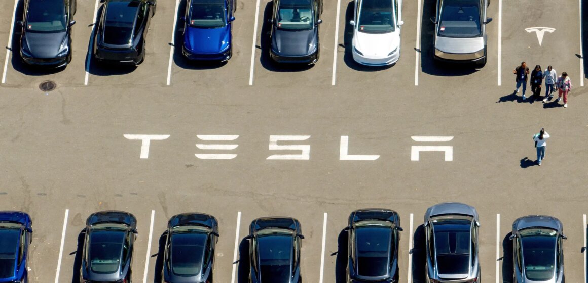 Amerikansk vakthund inleder en utredning efter att Tesla kraschar in i hemmet i Texas och dödar kvinna

