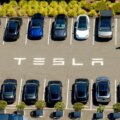 Amerikansk vakthund inleder en utredning efter att Tesla kraschar in i hemmet i Texas och dödar kvinna

