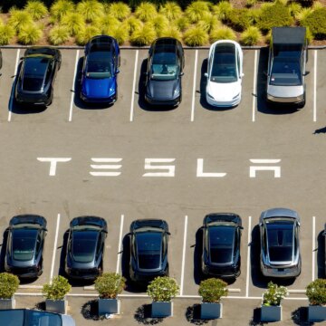 Amerikansk vakthund inleder en utredning efter att Tesla kraschar in i hemmet i Texas och dödar kvinna

