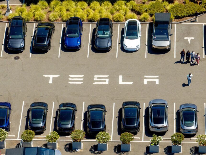 Amerikansk vakthund inleder en utredning efter att Tesla kraschar in i hemmet i Texas och dödar kvinna

