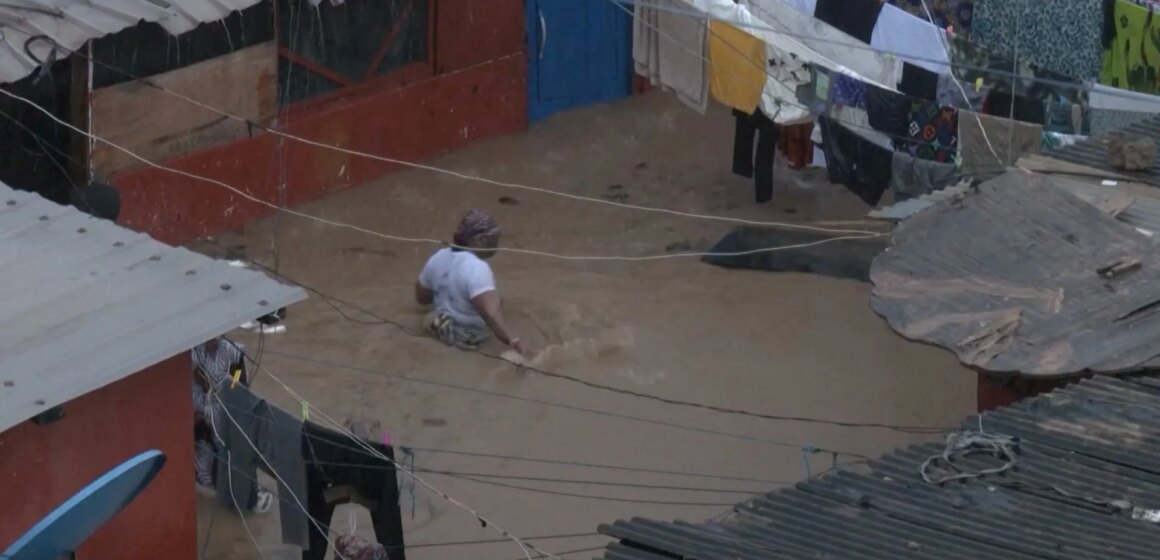 Kraftiga regn dödar dussintals i Ghana, Elfenbenskusten

