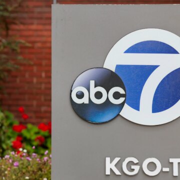 ABC "slår tillbaka" och uppmanar amerikansk allmänhet att försvara stationer mitt i FCC:s granskning

