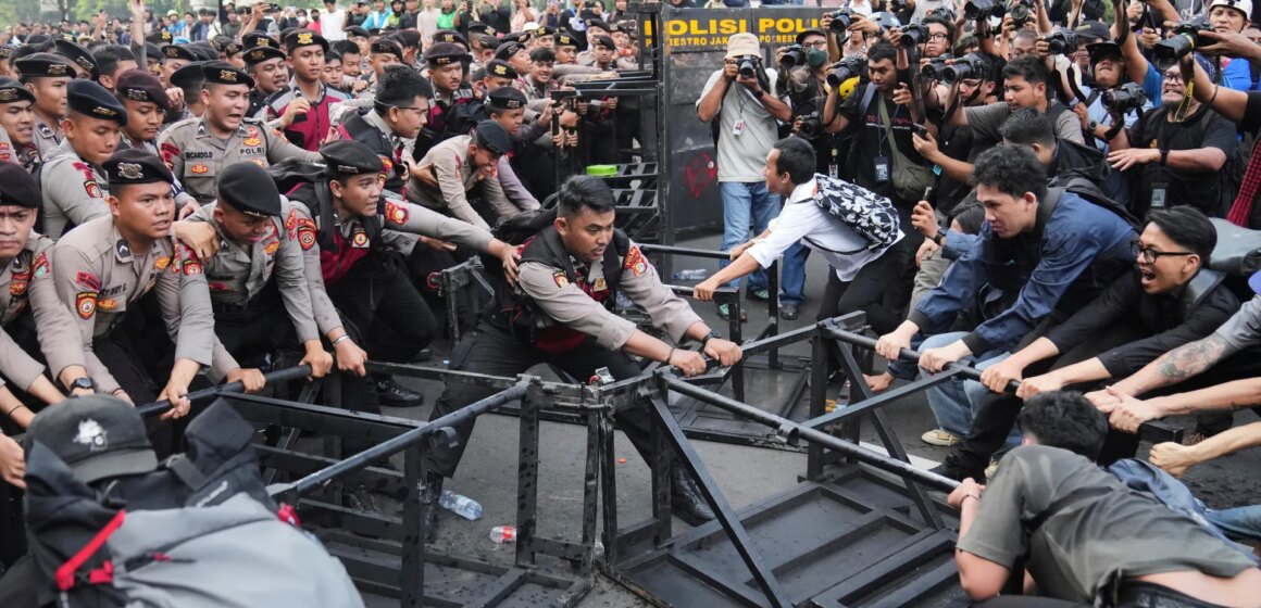 Indonesiska studenter protesterar mot regeringens politik under ekonomiska påfrestningar

