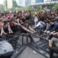 Indonesiska studenter protesterar mot regeringens politik under ekonomiska påfrestningar

