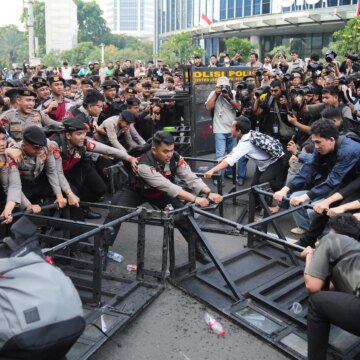 Indonesiska studenter protesterar mot regeringens politik under ekonomiska påfrestningar

