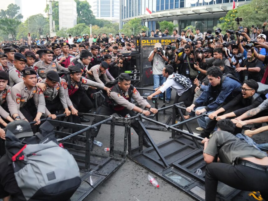 Indonesiska studenter protesterar mot regeringens politik under ekonomiska påfrestningar Indonesiska studenter protesterar mot regeringens politik under ekonomiska påfrestningar