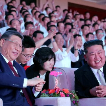 Kinas Xi och Nordkoreas Kim lovar att stärka banden vid ett sällsynt toppmöte i Pyongyang

