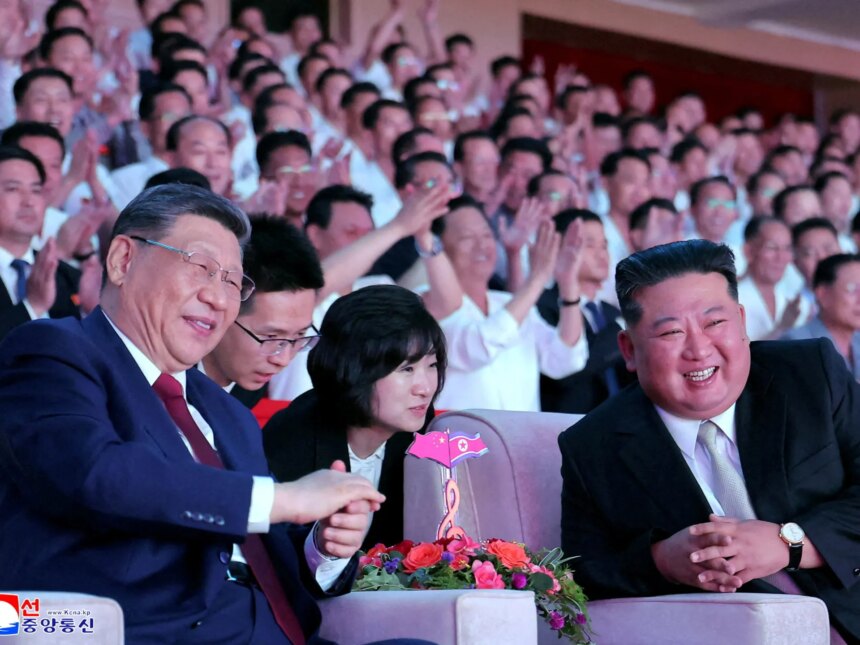 Kinas Xi och Nordkoreas Kim lovar att stärka banden vid ett sällsynt toppmöte i Pyongyang

