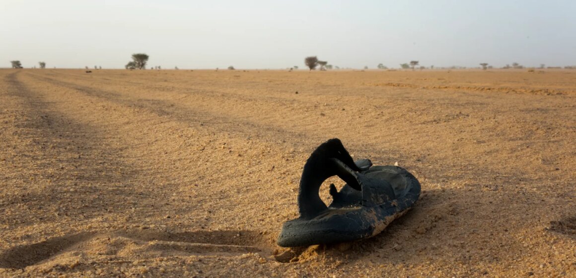 Minst 49 personer dör av törst efter lastbilhaveri i Nigeröknen

