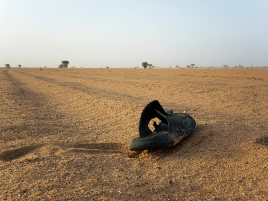 Minst 49 personer dör av törst efter lastbilhaveri i Nigeröknen Minst 49 personer dör av törst efter lastbilhaveri i Nigeröknen