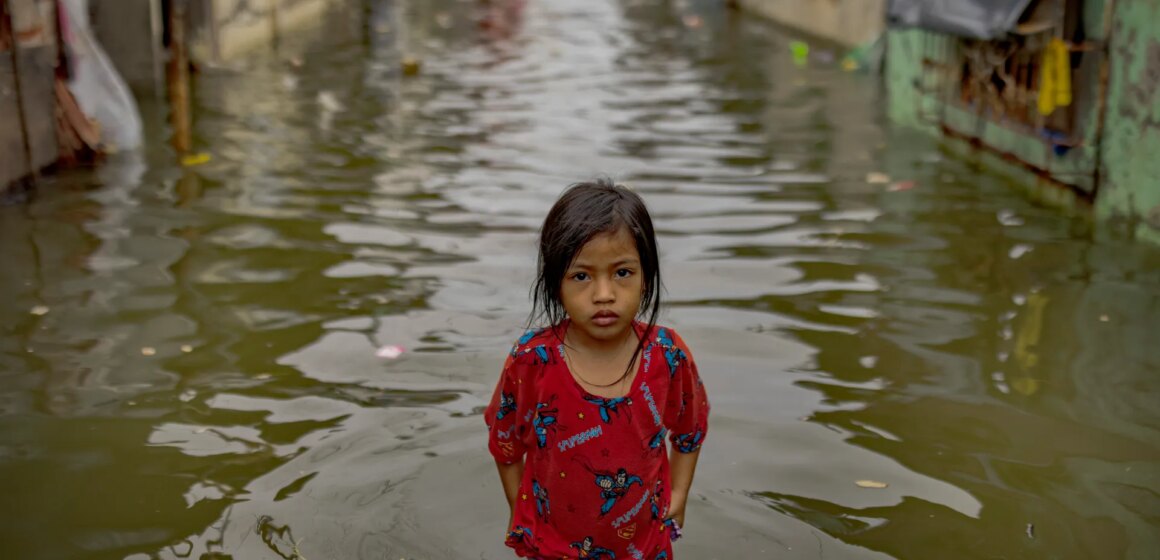 Nästan alla barn globalt exponerade för minst en klimatfara: Rapport

