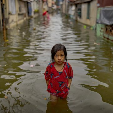 Nästan alla barn globalt exponerade för minst en klimatfara: Rapport

