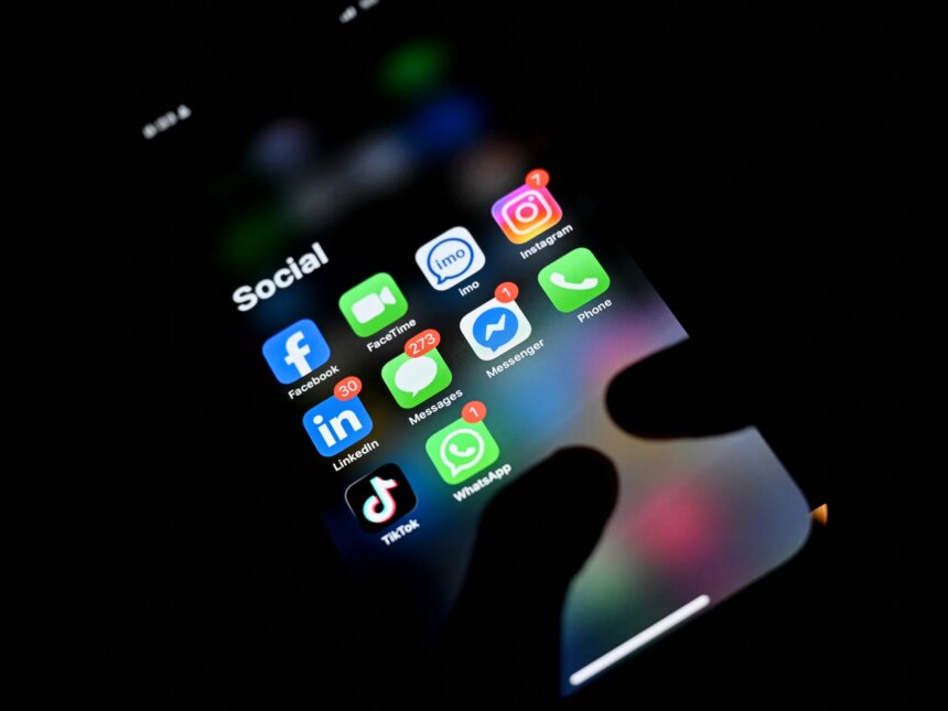Storbritannien tillkännager ett omfattande förbud på sociala medier för under 16 år

