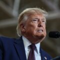 Trump avbryter undertecknandet av bostadsräkningen, kräver amerikansk väljar-ID först

