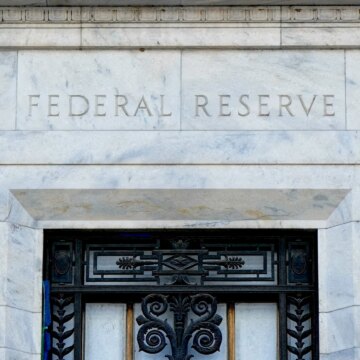 US Federal Reserve håller räntorna stabila under den nya stolen Warsh

