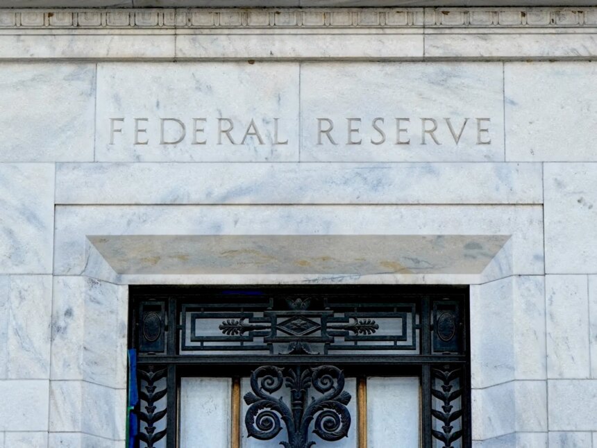 US Federal Reserve håller räntorna stabila under den nya stolen Warsh


