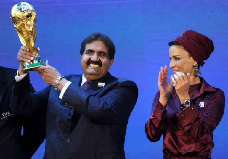 Emir Sheikh Hamad och hans fru Sheikha Moza bint Nasser med VM-trofén efter tillkännagivandet att Qatar kommer att stå värd för 2022 års upplaga vid FIFA:s högkvarter i Zürich, Schweiz den 2 december 2010