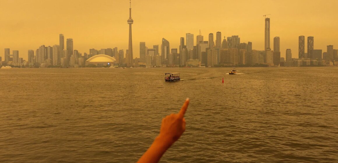 Toronto uppslukades av brandrök när amerikanska städer hotade

