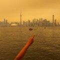 Toronto uppslukades av brandrök när amerikanska städer hotade

