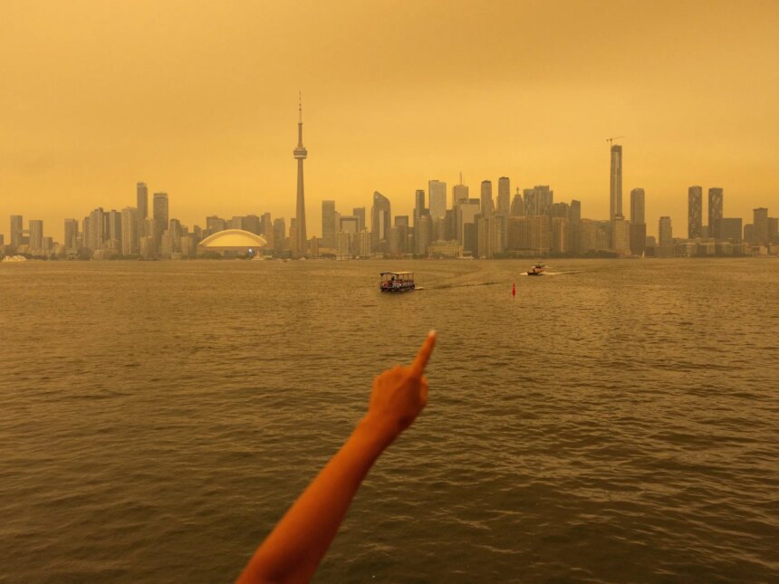 Toronto uppslukades av brandrök när amerikanska städer hotade

