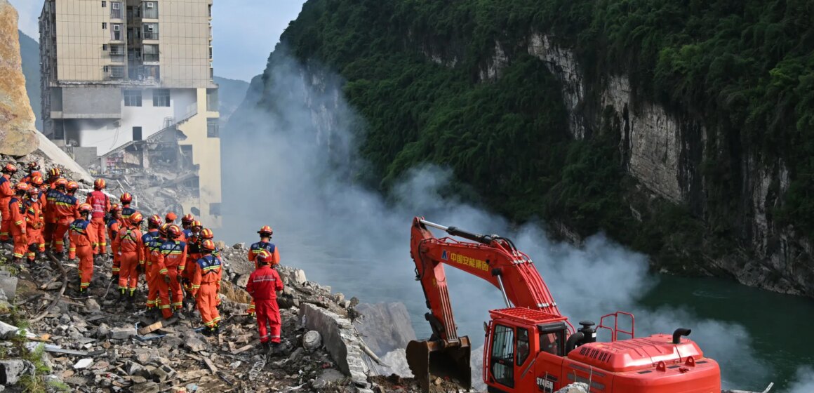 Åtta dödade, minst 34 saknas efter jordskred i Kinas Chongqing

