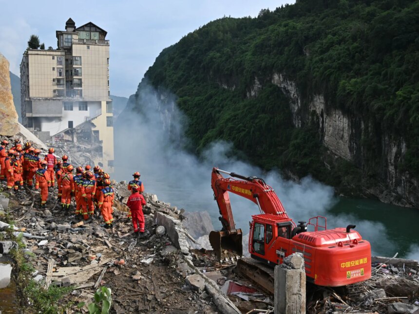 Åtta dödade, minst 34 saknas efter jordskred i Kinas Chongqing

