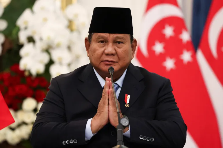 Indonesiens president Prabowo Subianto gör gester under en gemensam presskonferens med Singapores premiärminister Lawrence Wong i Merdeka-palatset i Jakarta, Indonesien, den 6 juli 2026