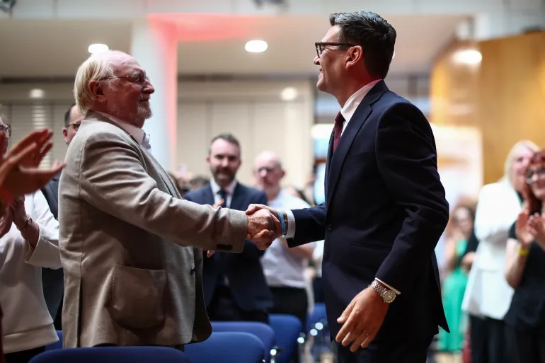 epa13117115 Andy Burnham (R) skakar hand med Neil Kinnock (L), tidigare Labourpartiledare på 1980- och 1990-talen, när han anländer innan han bekräftas som Labourpartiets nya ledare och landets nästa premiärminister under 'Labour's Special Conference' i centrala London, den 27 juli, Storbritannien, väntas den 27 juli till Burnham. bli Storbritanniens premiärminister den 20 juli 2026. EPA/HENRY NICHOLLS / POOL