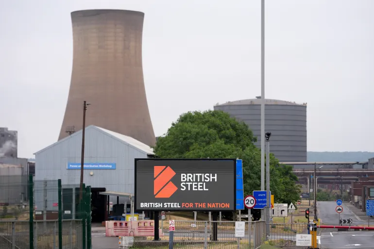 SCUNTHORPE, ENGLAND - 16 JULI: En skylt utanför British Steels Scunthorpe-verk förklarar