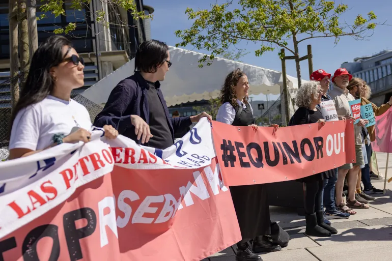 Demonstranter på Shetland kampanjer mot Rosebank-projektet [Courtesy of Andrea Sanchez Quiroz]