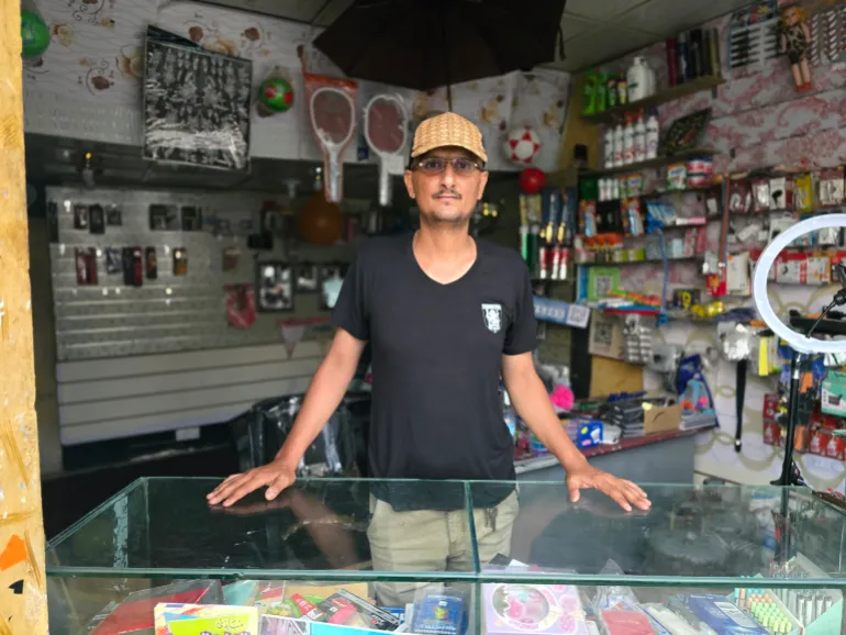 Tareq Al-Mallah, en butiksägare i Taiz, har märkt en ökning av kvinnoledda företag som aktivt konkurrerar med män på den lokala marknaden. [Nasser Al-Sakkaf/Bladet]