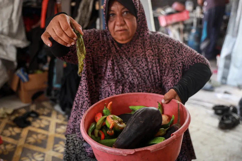 Manal Hamed säger att färska grönsaker förstörs nästa dag på grund av den extrema värmen och bristen på kylning.[Abdelhakim Abu Riash/ Bladet] 
