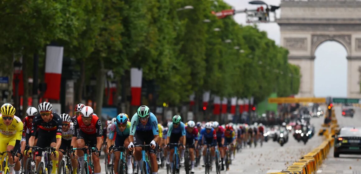 Sista etappen i Tour de France förkortades när räddningsteam tacklar skogsbränder

