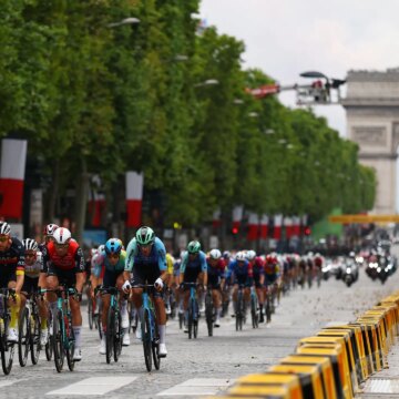 Sista etappen i Tour de France förkortades när räddningsteam tacklar skogsbränder

