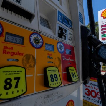 De amerikanska bensinpriserna lättar trots pågående osäkerheter med Iran


