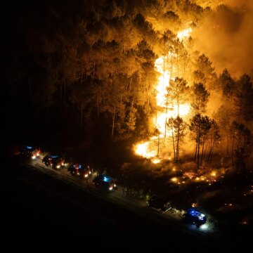EU:s krischef uppmanar till hårdare klimatåtgärder mitt i skogsbränderna i Frankrike och Spanien

