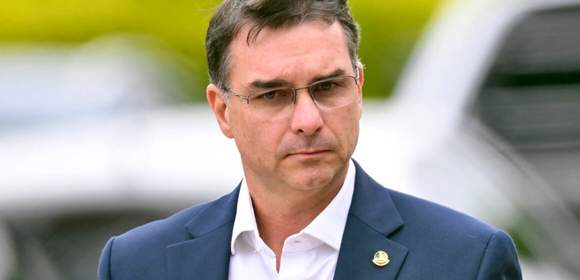 Flavio Bolsonaro ber Trump att skjuta upp tullarna på Brasilien Flavio Bolsonaro ber Trump att skjuta upp tullarna på Brasilien till efter valet