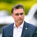 Flavio Bolsonaro ber Trump att skjuta upp tullarna på Brasilien till efter valet

