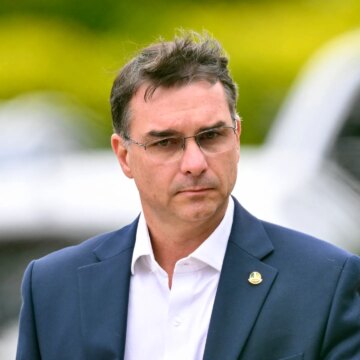 Flavio Bolsonaro ber Trump att skjuta upp tullarna på Brasilien Flavio Bolsonaro ber Trump att skjuta upp tullarna på Brasilien till efter valet