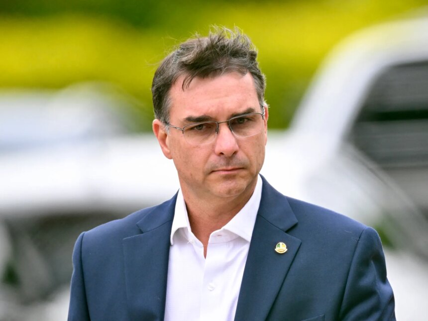 Flavio Bolsonaro ber Trump att skjuta upp tullarna på Brasilien till efter valet

