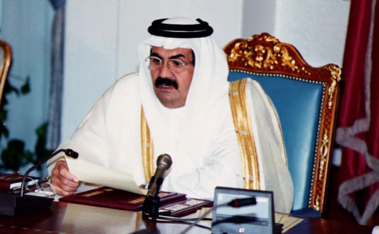 Emir Sheikh Hamad talar till sitt första möte i sitt kabinett i Doha den 30 oktober 1996 [Reuters]