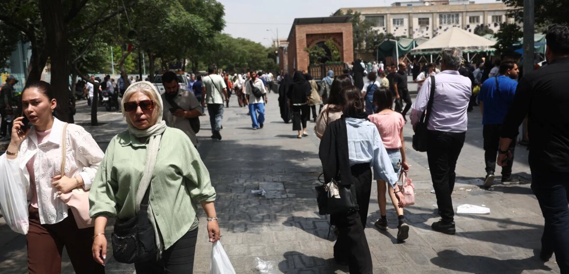 Iranier kämpar för att klara sig mitt i USA:s krig och inhemska problem


