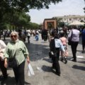 Iranier kämpar för att klara sig mitt i USA:s krig och inhemska problem

