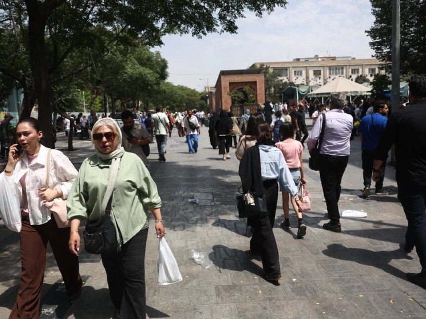 Iranier kämpar för att klara sig mitt i USA:s krig och inhemska problem


