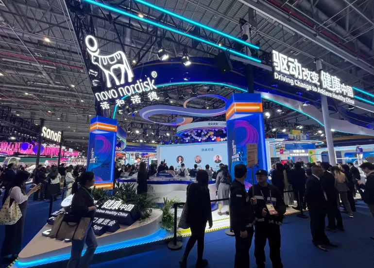 Människor går förbi Novo Nordisks monter på den 8:e China International Import Expo (CIIE) i Shanghai, Kina den 6 november 2025. REUTERS/Andrew Silver