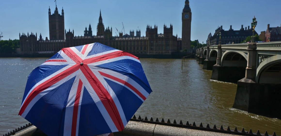 Mer än 2 700 dödsfall i Storbritannien kopplade till värmeböljorna Mer än 2 700 dödsfall i Storbritannien kopplade till värmeböljorna i maj, juni