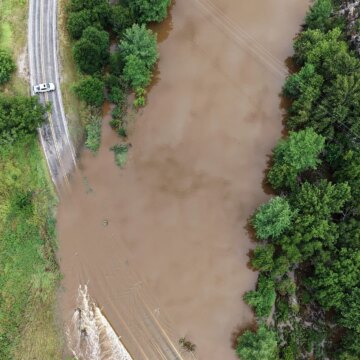 Minst två döda som kraftiga regn, översvämningar drabbade centrala Texas | Nyheter om översvämningar
